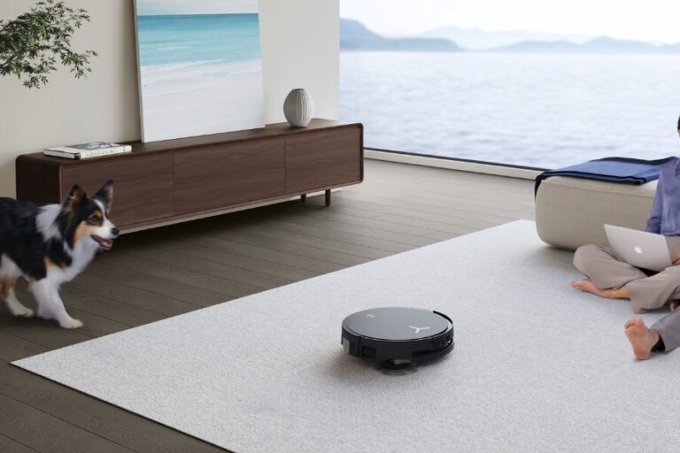 085540 3730deebot robot vacuum dog 768x512