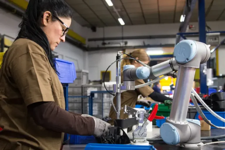 UR Cobot Use Case SHAD 1024x683 min 768x512