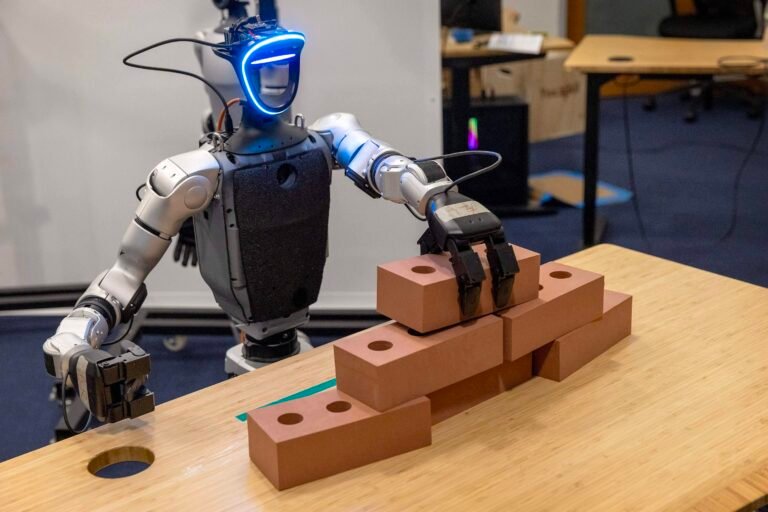 1030 robotics 01 min 768x512