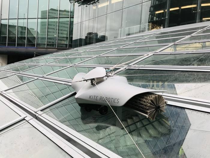 Atrium cleaning robot min