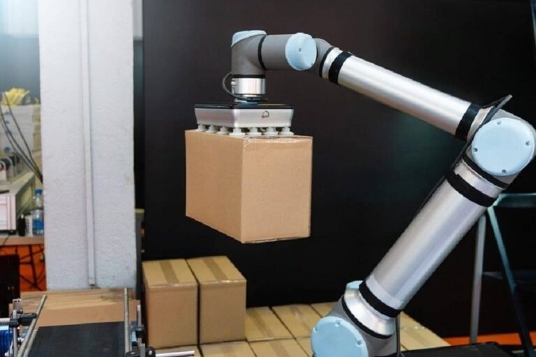 Robot arm moves box in an automatic warehouse min 768x512