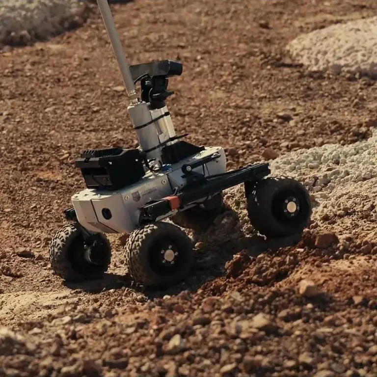 leo rover hero m min 768x768