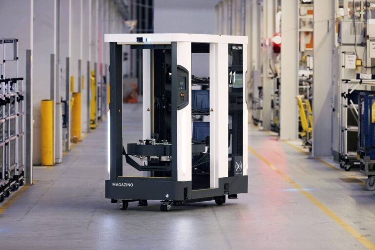 logistics robot SOTO in action min 768x512